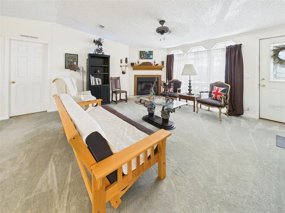 待售: $375,000 (3 贝兹, 2 浴室, 2349 平方英尺)