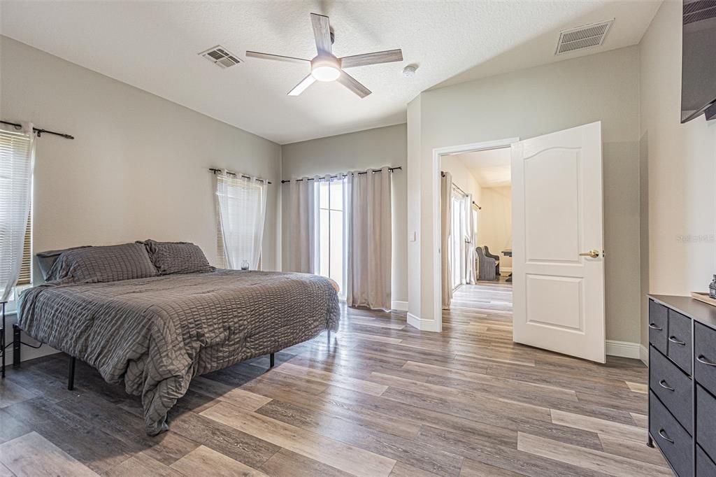 合同活跃: $474,999 (3 贝兹, 2 浴室, 1998 平方英尺)