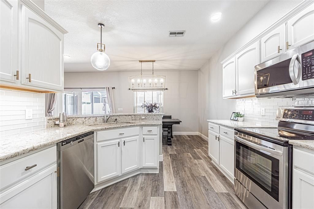 合同活跃: $474,999 (3 贝兹, 2 浴室, 1998 平方英尺)