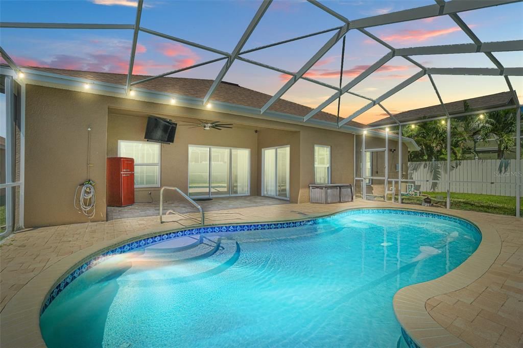 合同活跃: $474,999 (3 贝兹, 2 浴室, 1998 平方英尺)