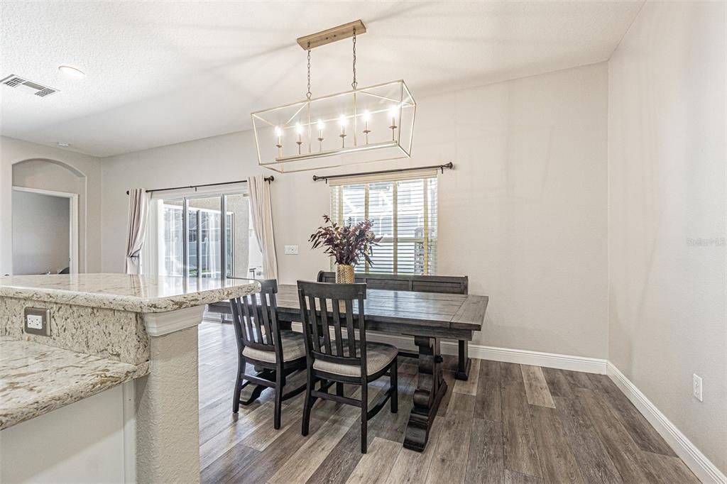 合同活跃: $474,999 (3 贝兹, 2 浴室, 1998 平方英尺)