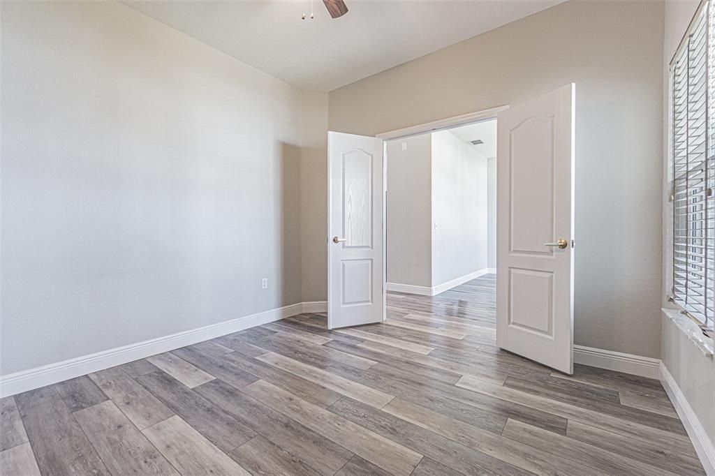 合同活跃: $474,999 (3 贝兹, 2 浴室, 1998 平方英尺)