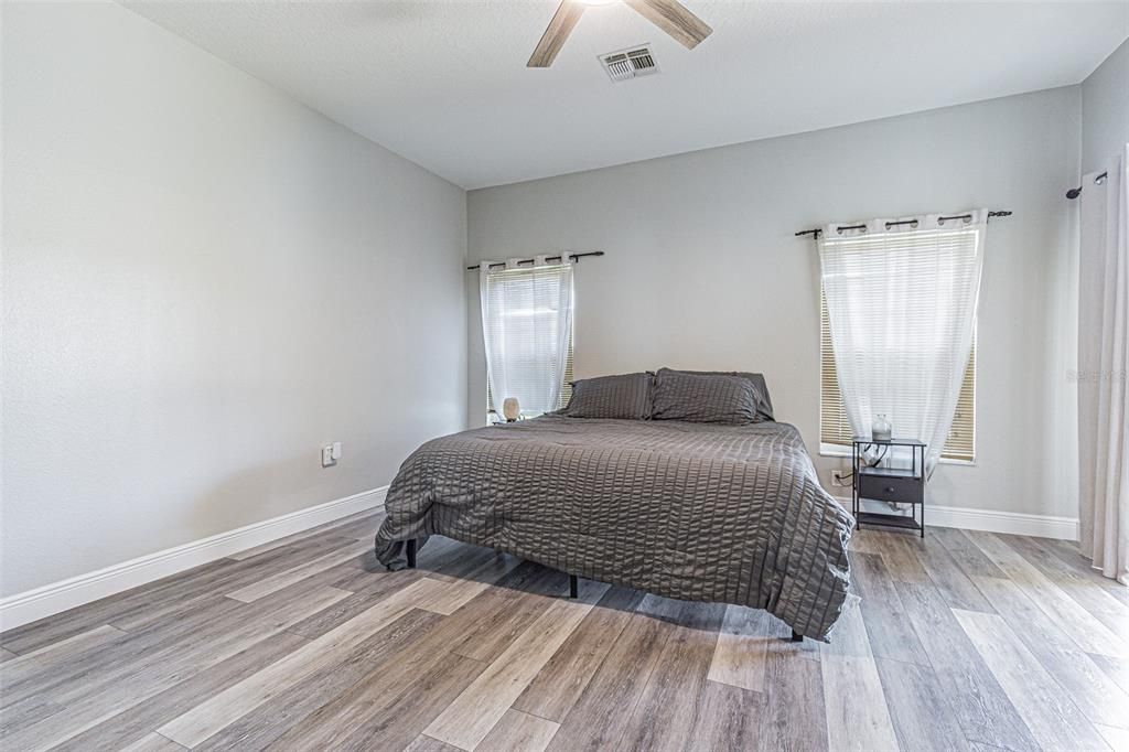 合同活跃: $474,999 (3 贝兹, 2 浴室, 1998 平方英尺)