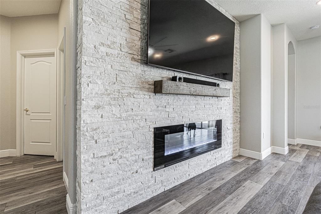 合同活跃: $474,999 (3 贝兹, 2 浴室, 1998 平方英尺)