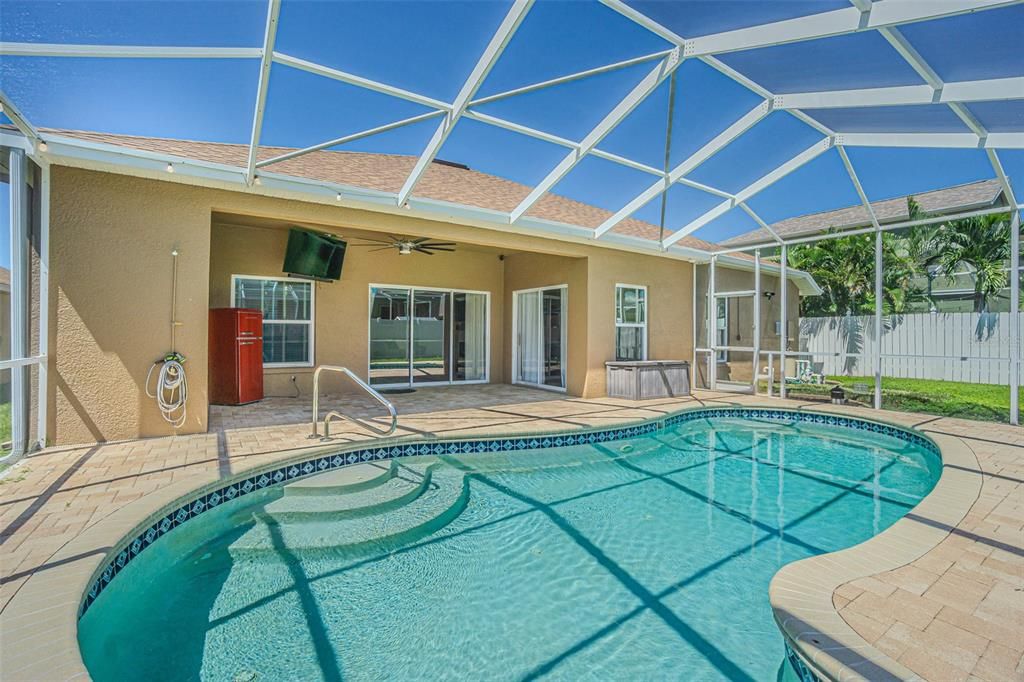 合同活跃: $474,999 (3 贝兹, 2 浴室, 1998 平方英尺)