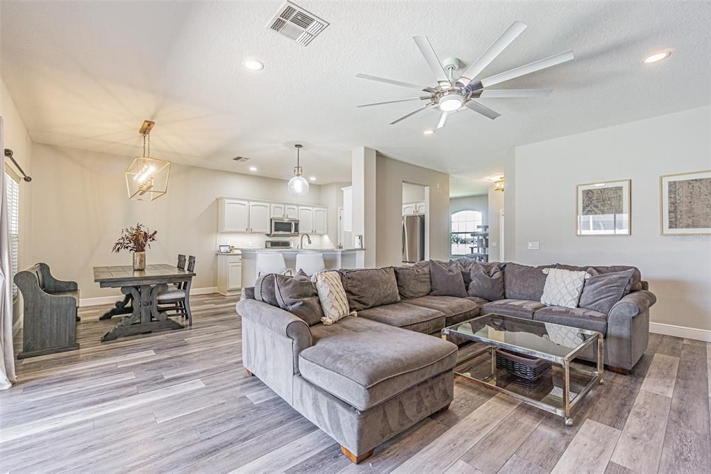 合同活跃: $474,999 (3 贝兹, 2 浴室, 1998 平方英尺)