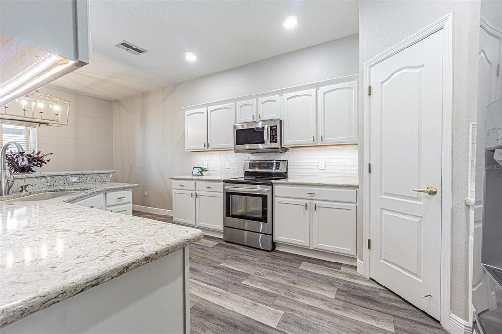 合同活跃: $474,999 (3 贝兹, 2 浴室, 1998 平方英尺)