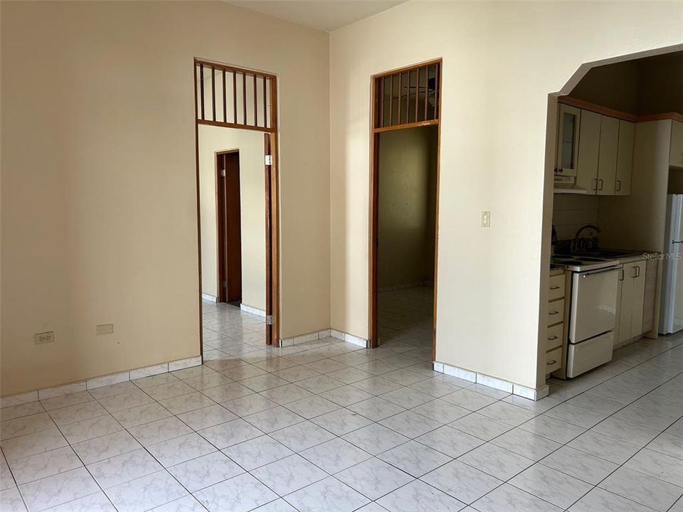 В аренду: $900 (2 спален, 1 ванн, 700 Квадратных фут)