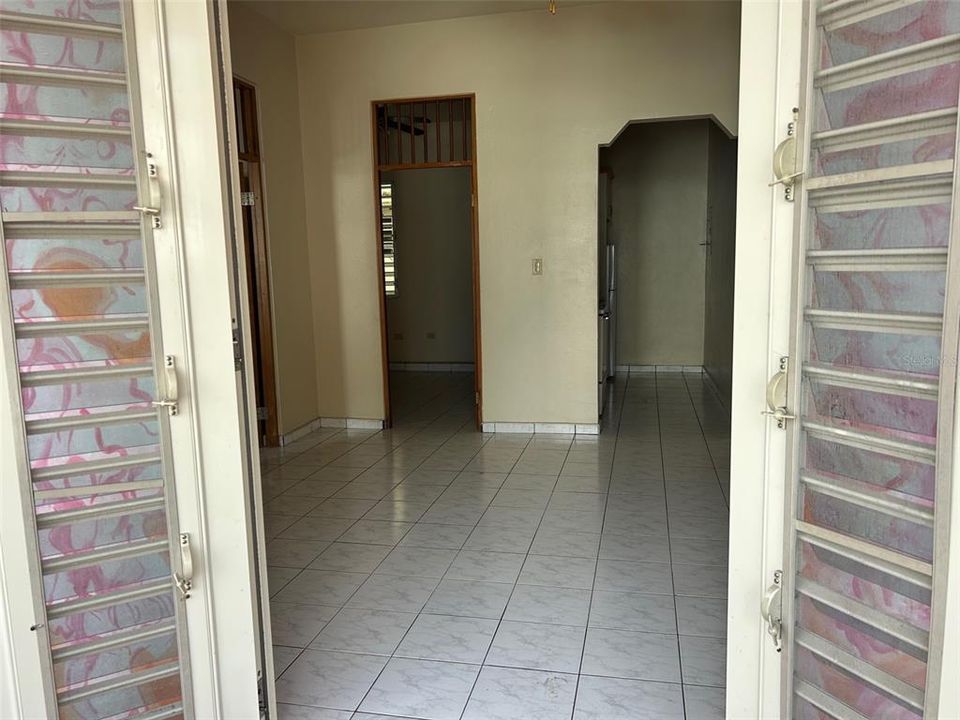 В аренду: $900 (2 спален, 1 ванн, 700 Квадратных фут)