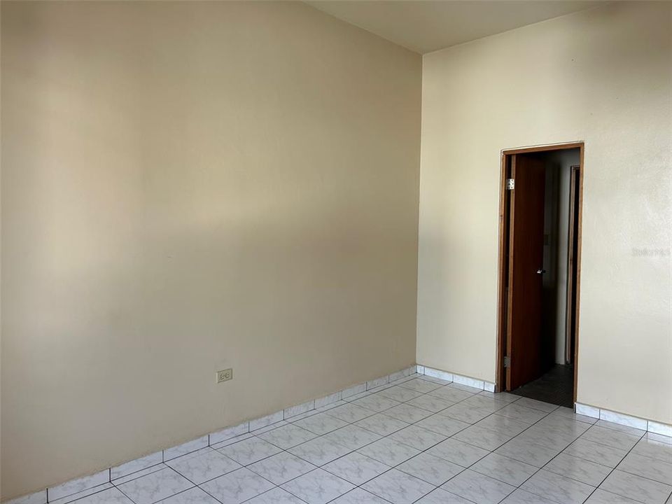 В аренду: $900 (2 спален, 1 ванн, 700 Квадратных фут)