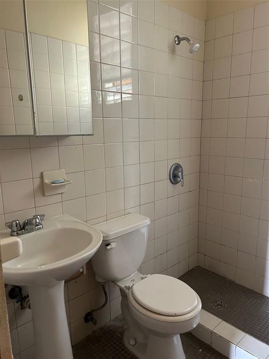 В аренду: $900 (2 спален, 1 ванн, 700 Квадратных фут)