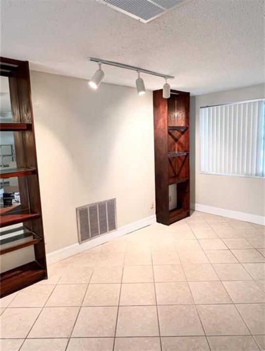 For Rent: $2,075 (3 beds, 2 baths, 1594 Square Feet)