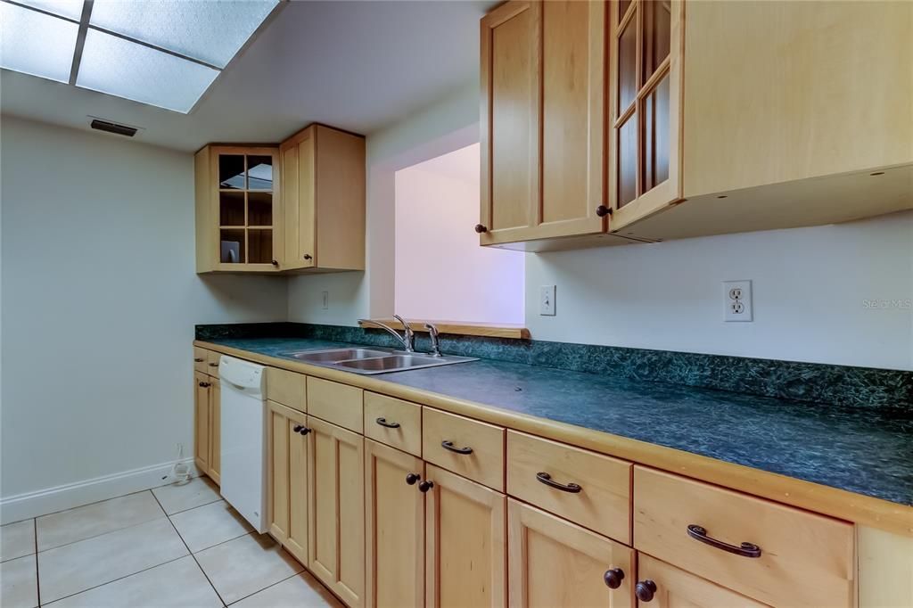 合同活跃: $178,000 (3 贝兹, 2 浴室, 1440 平方英尺)