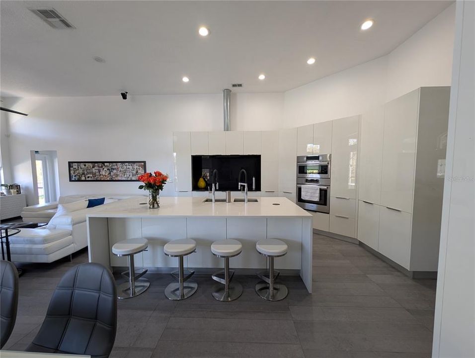 Под контрактом: $710,000 (4 спален, 3 ванн, 2674 Квадратных фут)