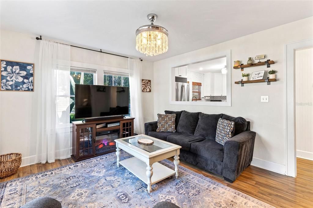 待售: $440,000 (2 贝兹, 1 浴室, 729 平方英尺)