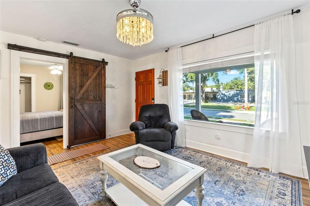 待售: $440,000 (2 贝兹, 1 浴室, 729 平方英尺)