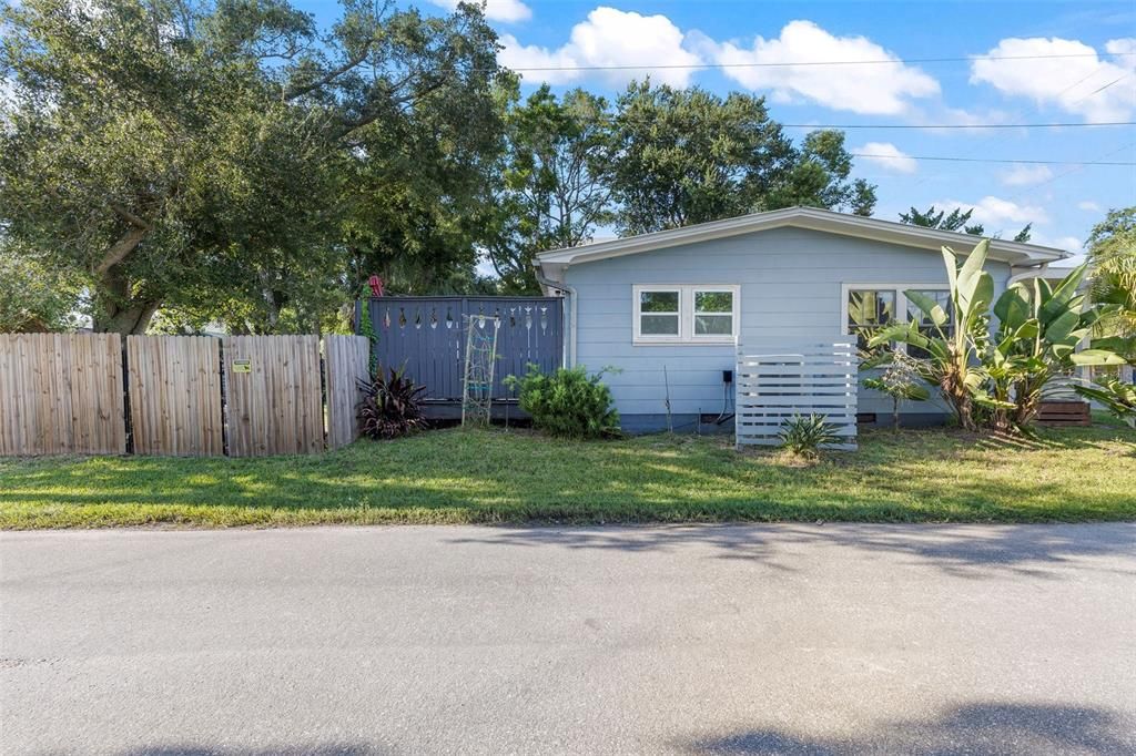 待售: $440,000 (2 贝兹, 1 浴室, 729 平方英尺)