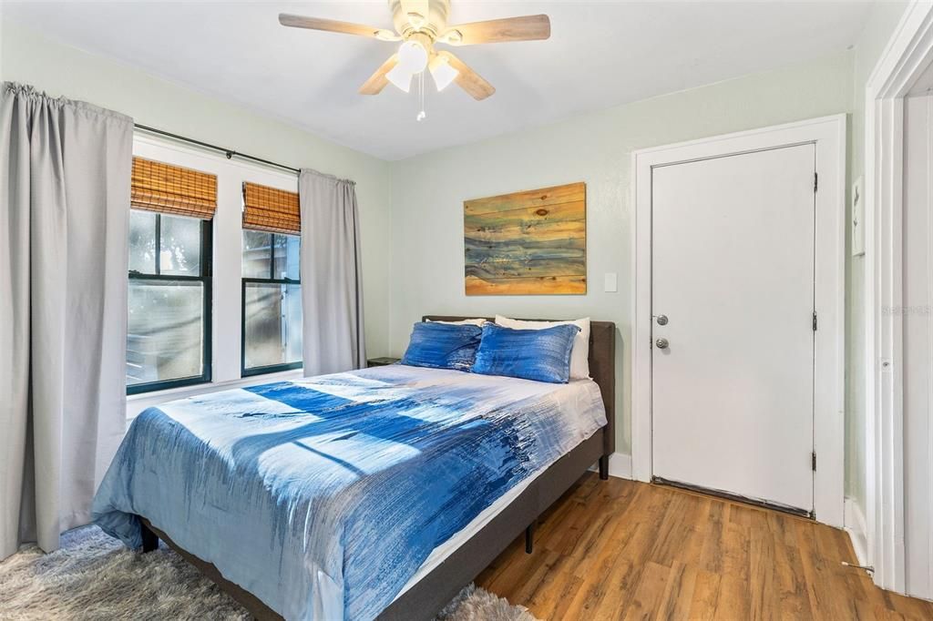 待售: $440,000 (2 贝兹, 1 浴室, 729 平方英尺)