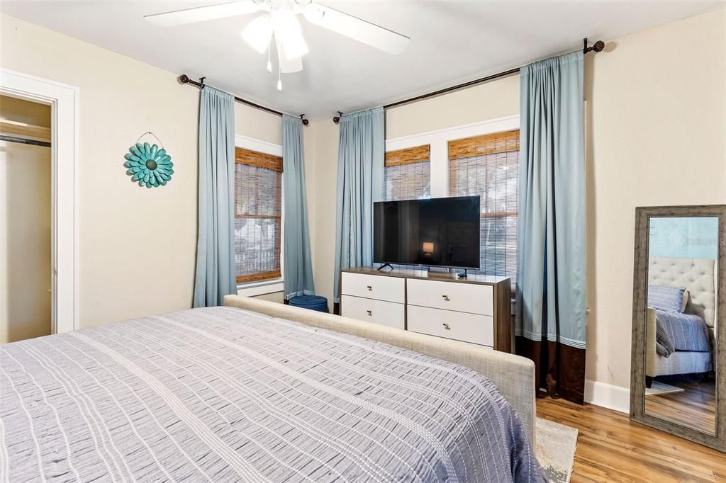 待售: $440,000 (2 贝兹, 1 浴室, 729 平方英尺)