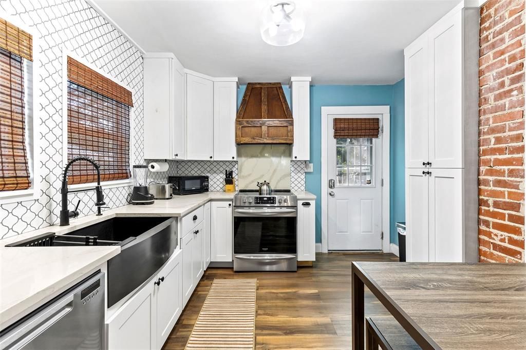 待售: $440,000 (2 贝兹, 1 浴室, 729 平方英尺)