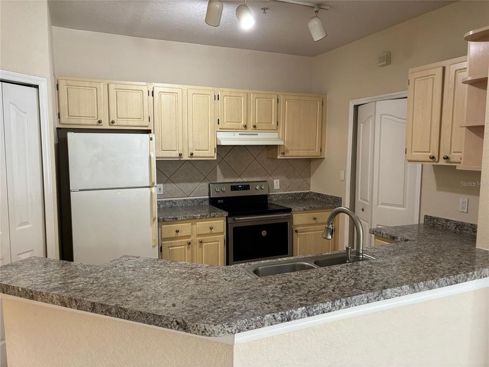 Active With Contract: $1,600 (2 beds, 2 baths, 1111 Square Feet)