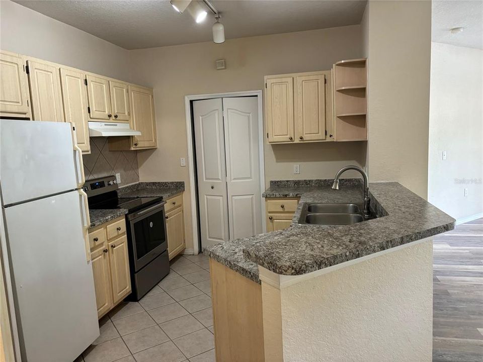 Active With Contract: $1,600 (2 beds, 2 baths, 1111 Square Feet)
