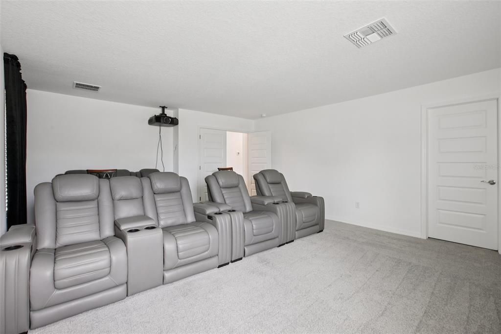 For Sale: $1,125,000 (6 beds, 5 baths, 5506 Square Feet)