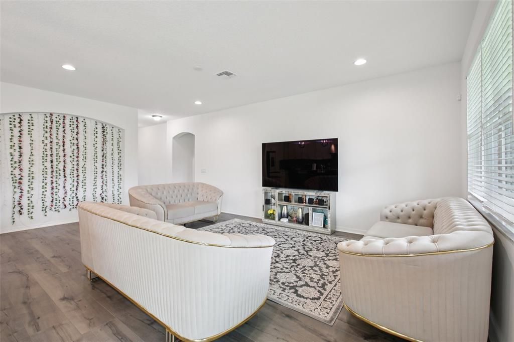 For Sale: $1,125,000 (6 beds, 5 baths, 5506 Square Feet)