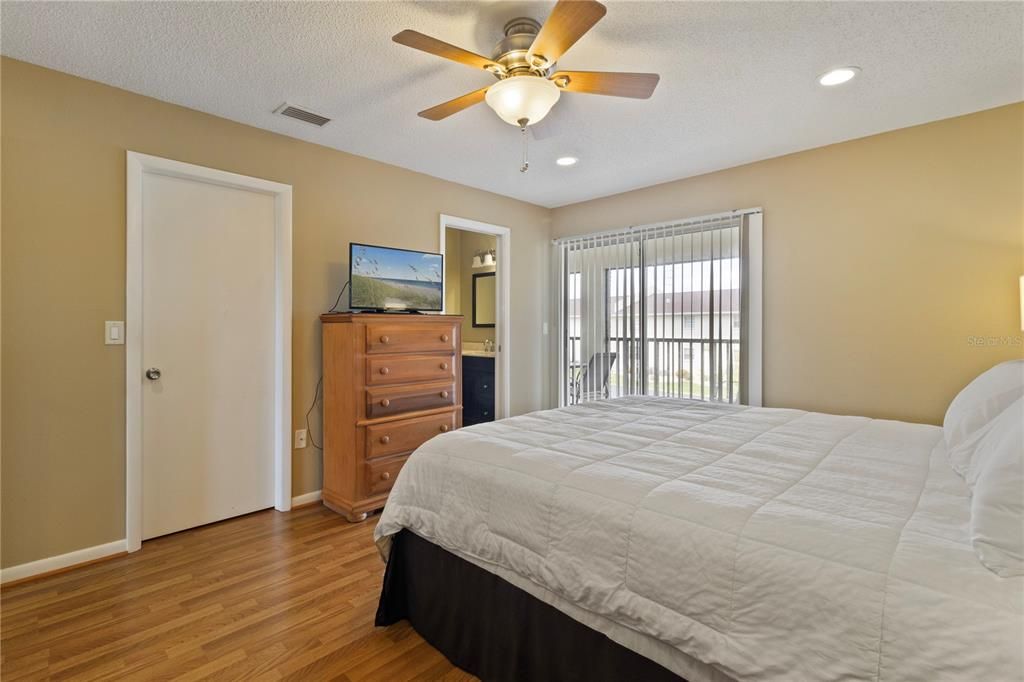 For Rent: $3,900 (2 beds, 2 baths, 1056 Square Feet)