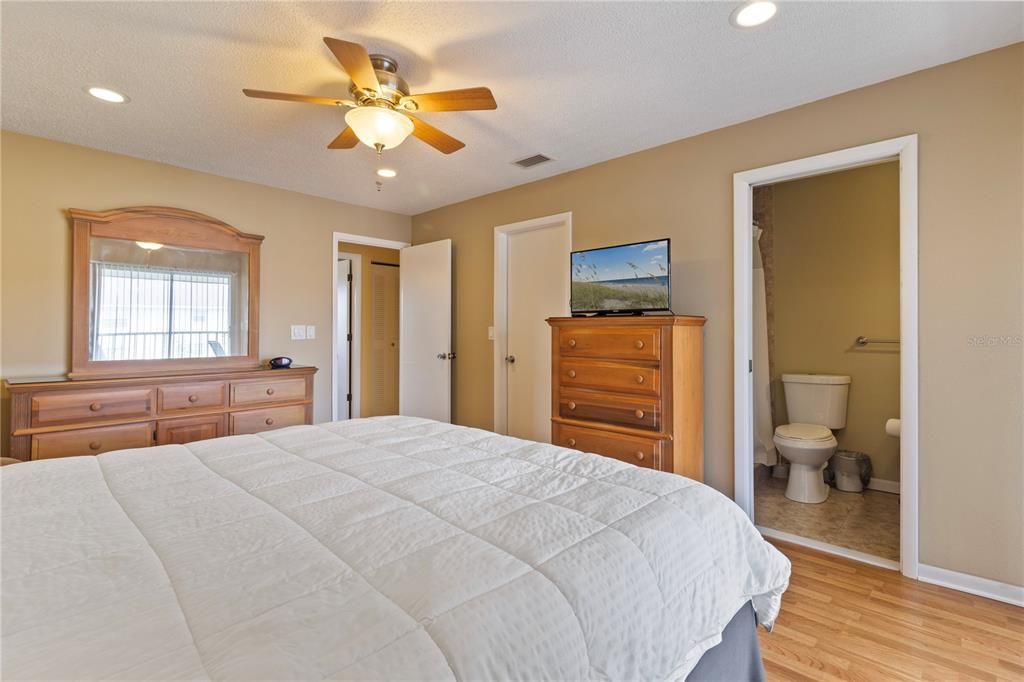 For Rent: $3,900 (2 beds, 2 baths, 1056 Square Feet)