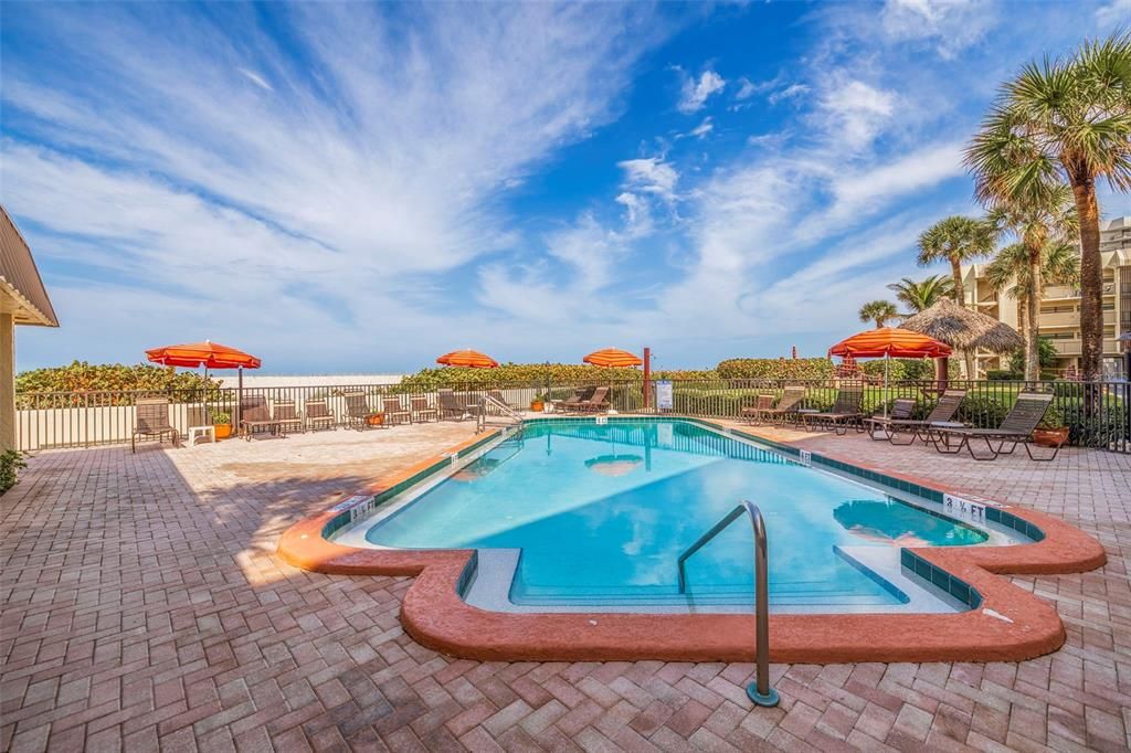 合同活跃: $996,000 (2 贝兹, 2 浴室, 1110 平方英尺)