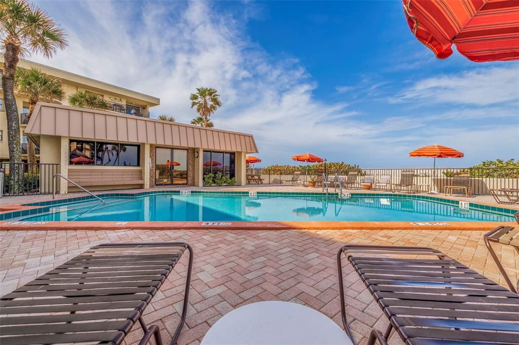 合同活跃: $996,000 (2 贝兹, 2 浴室, 1110 平方英尺)