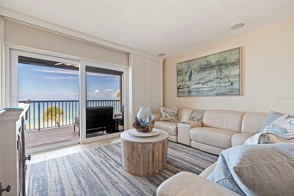 合同活跃: $996,000 (2 贝兹, 2 浴室, 1110 平方英尺)