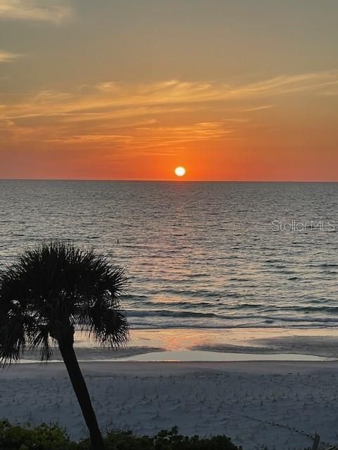 合同活跃: $996,000 (2 贝兹, 2 浴室, 1110 平方英尺)