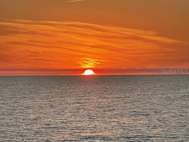 合同活跃: $996,000 (2 贝兹, 2 浴室, 1110 平方英尺)