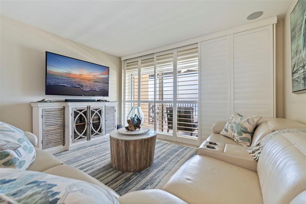 合同活跃: $996,000 (2 贝兹, 2 浴室, 1110 平方英尺)