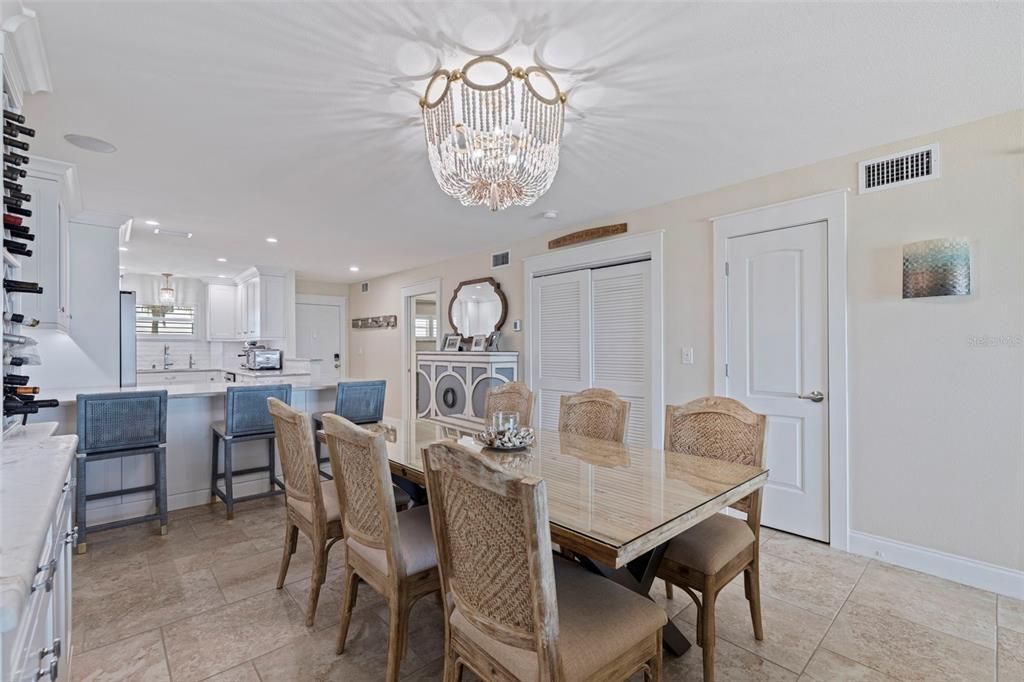 合同活跃: $996,000 (2 贝兹, 2 浴室, 1110 平方英尺)