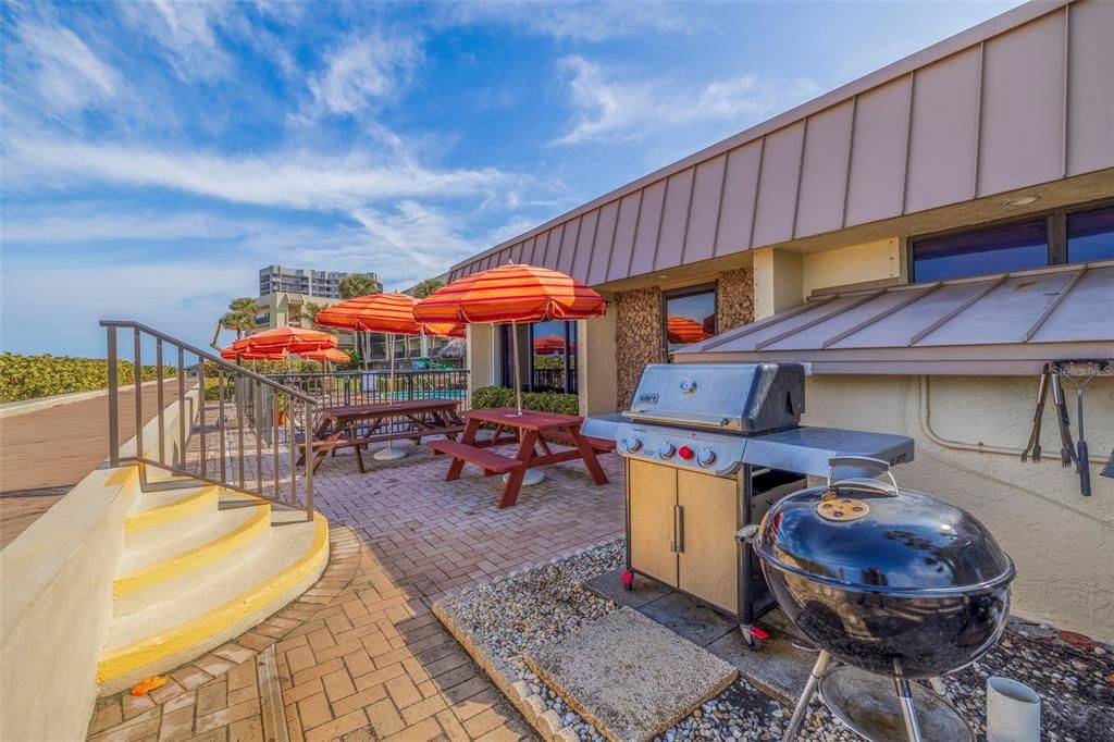 合同活跃: $996,000 (2 贝兹, 2 浴室, 1110 平方英尺)