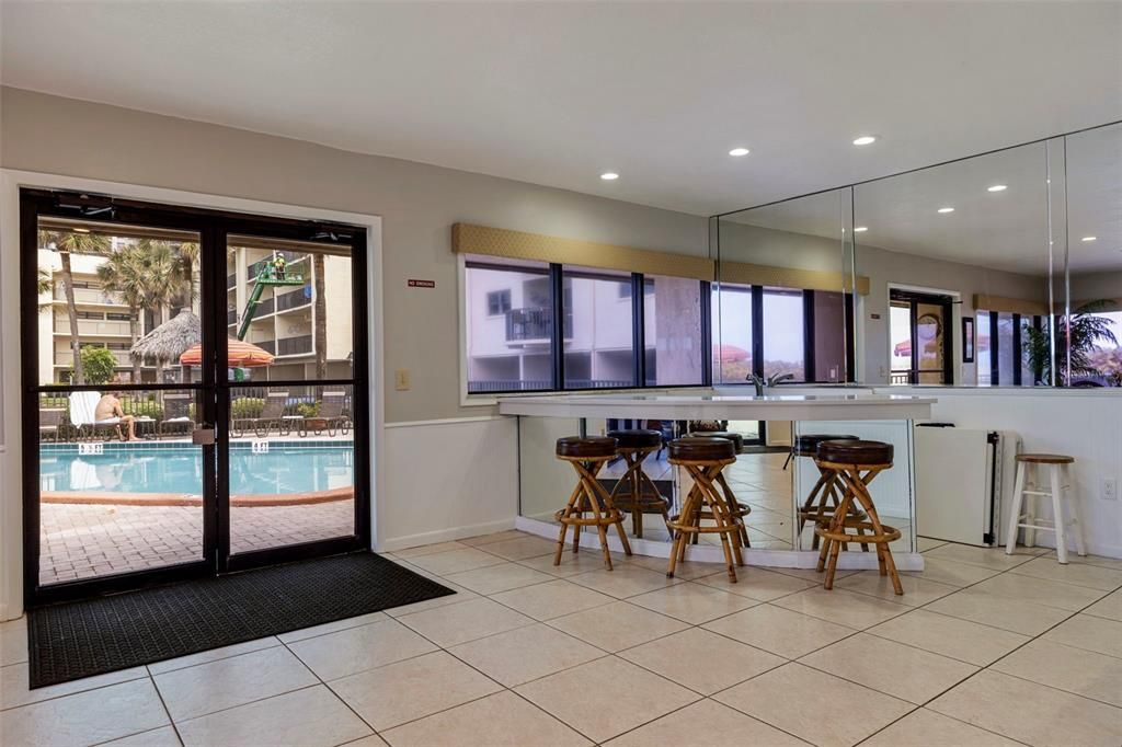 合同活跃: $996,000 (2 贝兹, 2 浴室, 1110 平方英尺)