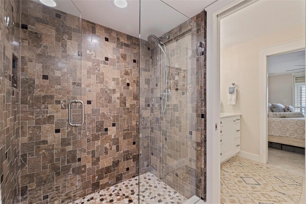 合同活跃: $996,000 (2 贝兹, 2 浴室, 1110 平方英尺)