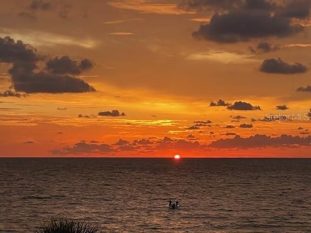 合同活跃: $996,000 (2 贝兹, 2 浴室, 1110 平方英尺)