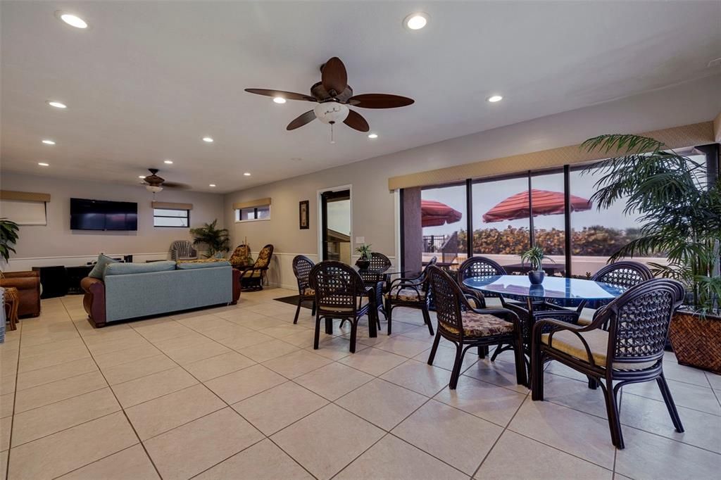 合同活跃: $996,000 (2 贝兹, 2 浴室, 1110 平方英尺)