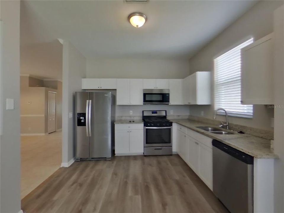 合同活跃: $2,029 (3 贝兹, 2 浴室, 1398 平方英尺)