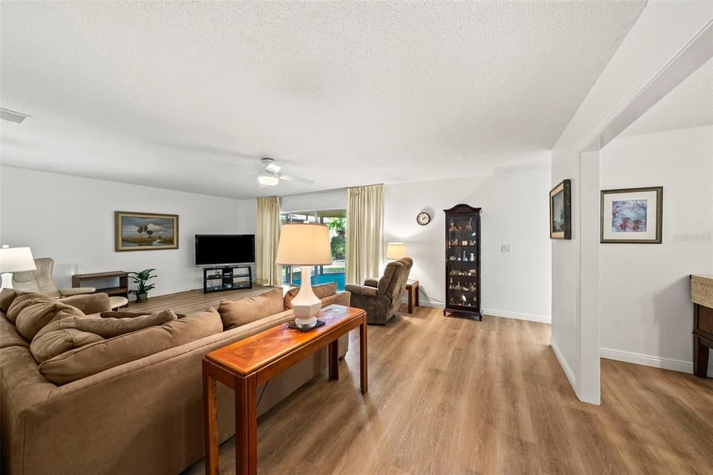 На продажу: $399,000 (2 спален, 2 ванн, 1697 Квадратных фут)