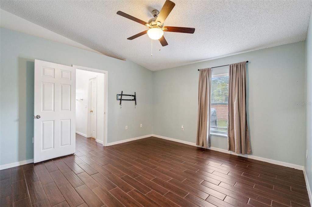 合同活跃: $350,000 (3 贝兹, 2 浴室, 1632 平方英尺)