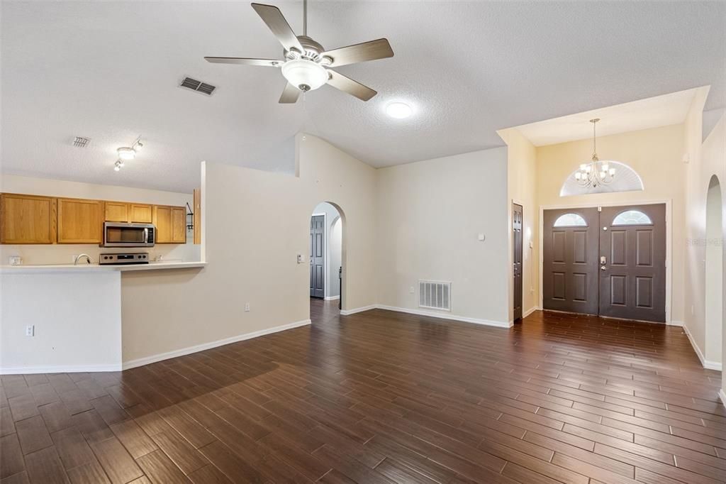 合同活跃: $350,000 (3 贝兹, 2 浴室, 1632 平方英尺)