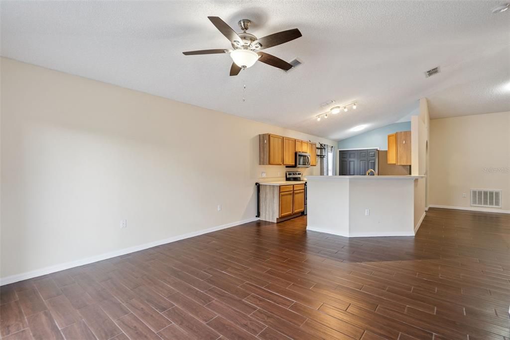 合同活跃: $350,000 (3 贝兹, 2 浴室, 1632 平方英尺)