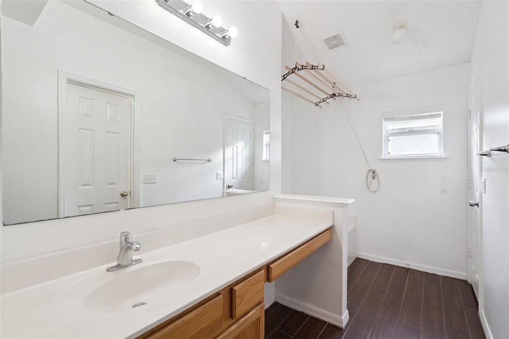 合同活跃: $350,000 (3 贝兹, 2 浴室, 1632 平方英尺)