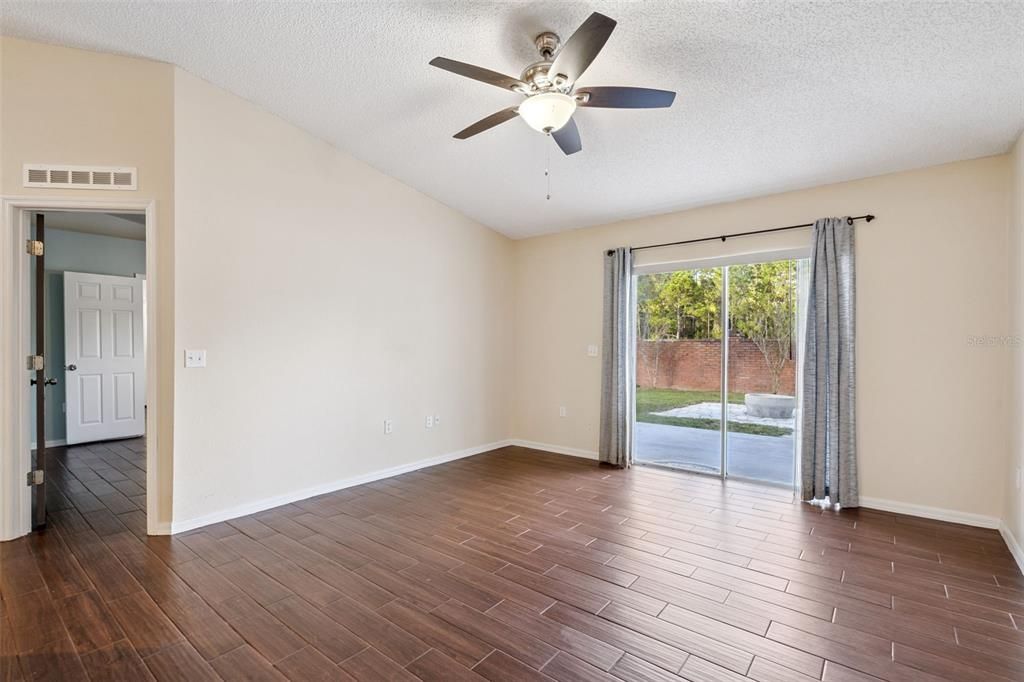 合同活跃: $350,000 (3 贝兹, 2 浴室, 1632 平方英尺)