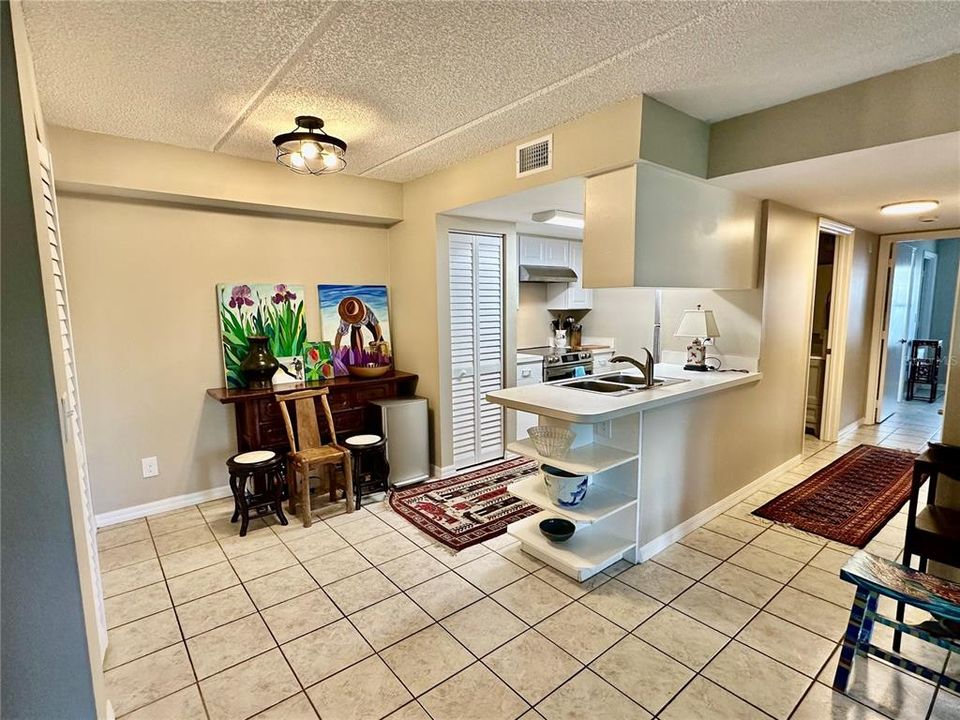 For Sale: $189,900 (2 beds, 2 baths, 975 Square Feet)